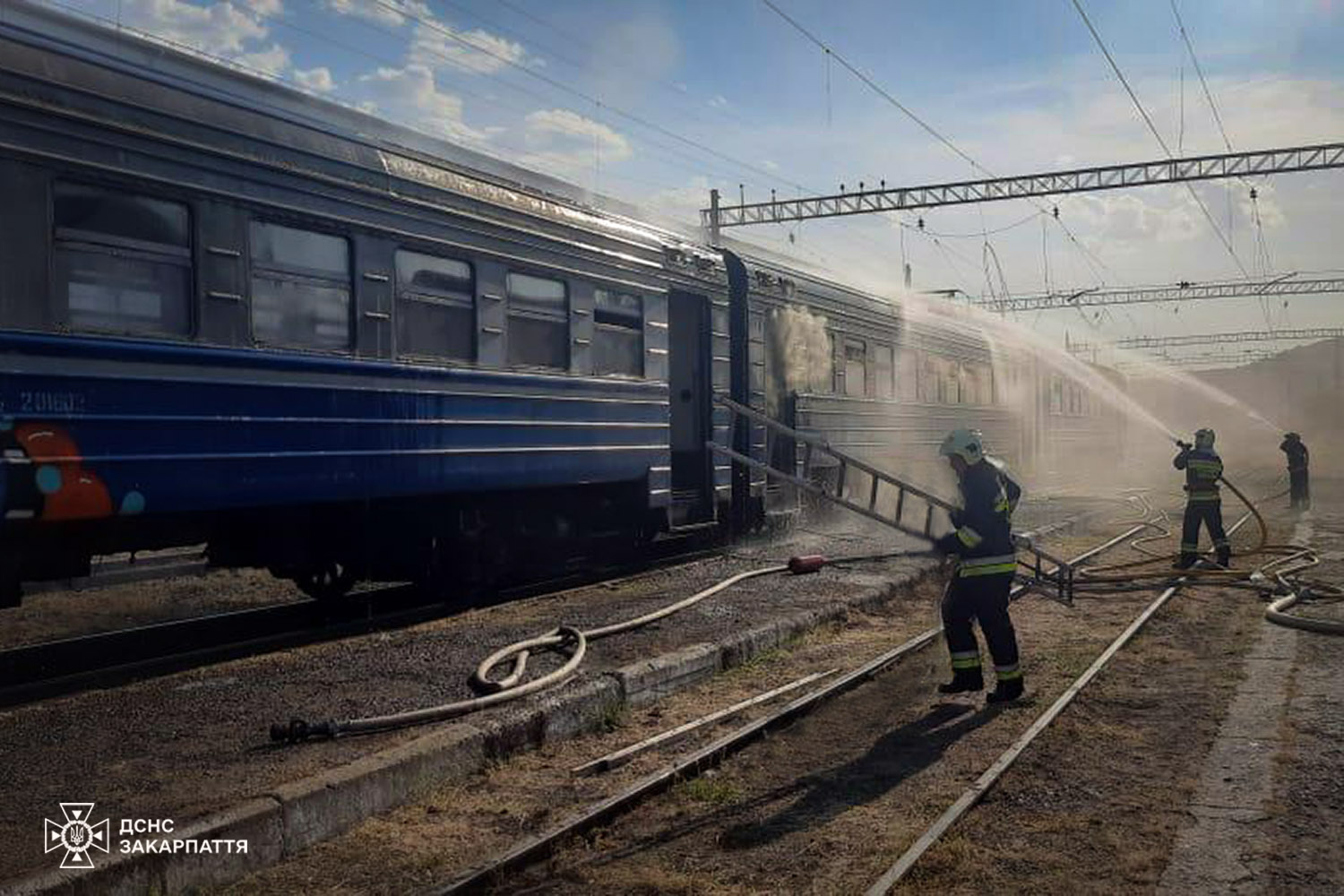 Під час зупинки в Перечині загорівся вагон електрички "Сянки - Мукачево" (ФОТО)