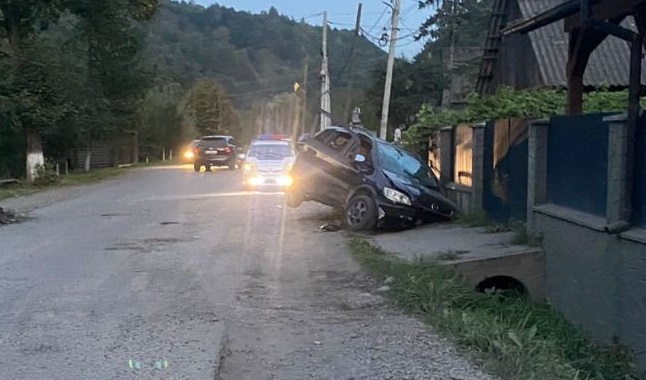 У Розтоках на Рахівщині водій "Опеля" загинув, врізавшись у бетонний місток (ФОТО)