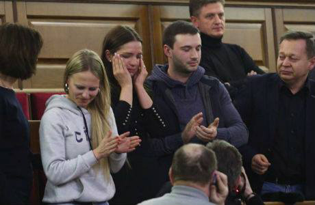 Донька Юлії Тимошенко Євгенія плаче на балконі ВР після того, як Рада проголосувала за негайне звільнення екс-премєра