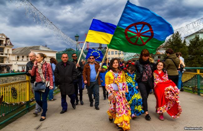 Учасники святкування Міжнародного дня ромів. Закарпаття, Ужгород, 7 квітня 2017 року
