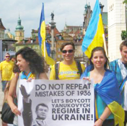 Відкриття Євро-2012: Янукович – у ложі для VIPів, на вулиці – Любка з протестами (ФОТО)