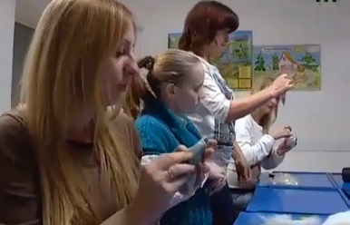 В Ужгороді проходять майстер-класи з авторського оформлення новорічних ялинок (ВІДЕО)
