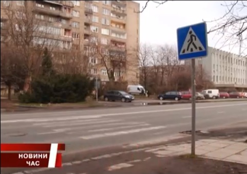 Пішохідний перехід на ужгородській вулиці визнано небезпечним (ВІДЕО)