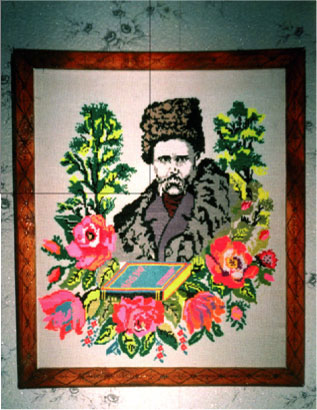 В ужгородській школі рік Шевченка підсумували виставкою вишитих портретів Кобзаря (ВІДЕО)