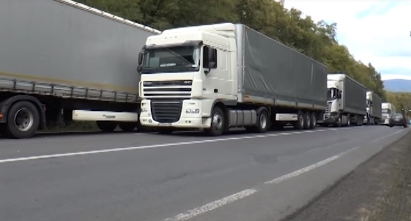 У 5-денній черзі до ПП "Ужгород" стоять понад 400 вантажівок (ВІДЕО)