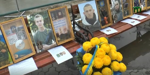 Пам'ять полеглих на сході України Героїв вшанували в Ужгороді виставкою світлин і особистих речей бійців (ВІДЕО)