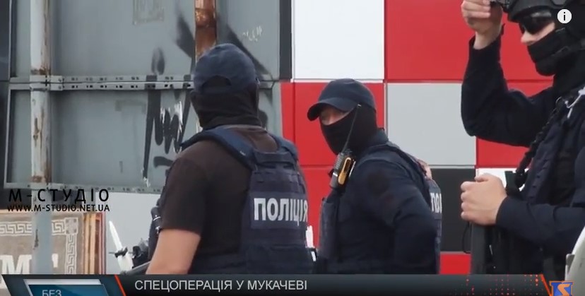 У Мукачеві в ході спецоперації з пострілами та потрощеними автівками затримували автомобіль (ВІДЕО)