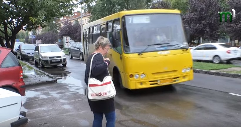 В Ужгороді пасажири п’яти маршрутів ініціюють облаштування зупинки, відомої як "Прогрес" (ВІДЕО)