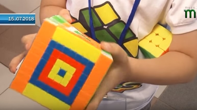 Міжнародні змагання зі швидкісного збирання кубика Рубика відбулися в Ужгороді (ВІДЕО)