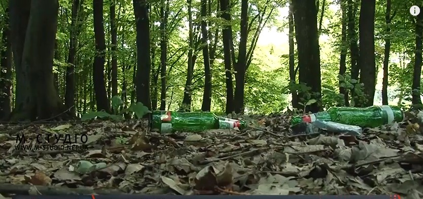 Паркова зона в Мукачеві стала прихистком любителів випити та насмітити (ВІДЕО)