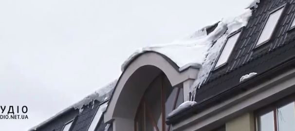 Ужгородка, на яку з даху впала брила снігу, залишиться під наглядом лікарів (ВІДЕО)