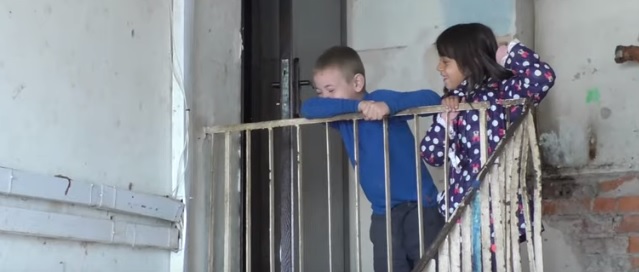 Волонтери ремонтували помешкання багатодітної родини в Мукачеві (ВІДЕО)