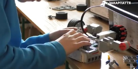 Програмувати та складати роботів навчають гуртківців в одній зі шкіл Ужгорода (ВІДЕО)