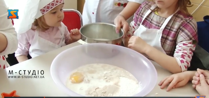У Невицькому на Ужгородщині дошкільнят вчили випікати паски (ВІДЕО)