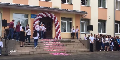 В одній зі шкіл Мукачева замість квітів учителям на Свято останнього дзвоника здають кошти для онкохворої школярки (ВІДЕО)