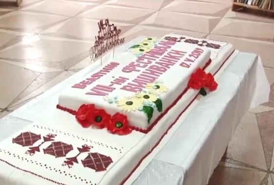 У Велятині на Хустщині з 2-метровим "вишиваним" тортом відбувся 7-й фестиваль вишиванки (ВІДЕО)