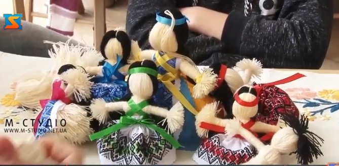 Майстер-клас зі створення традиційних іграшок влаштували для дітей в Ужгороді (ВІДЕО)