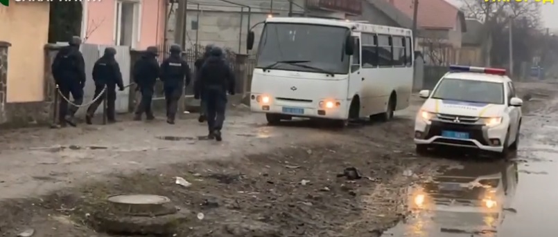 Обшуки у циганському поселенні в Ужгороді поліція проводила в рамках розслідування за тяжкі та особливо тяжкі злочини (ВІДЕО)