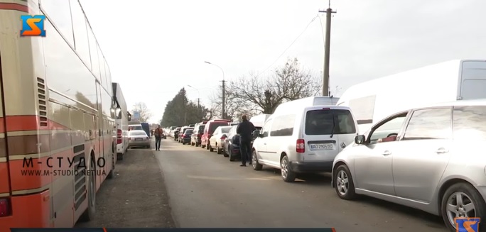 На КПП "Лужанка" на Закарпатті застрягло понад 100 автомобілів (ВІДЕО)