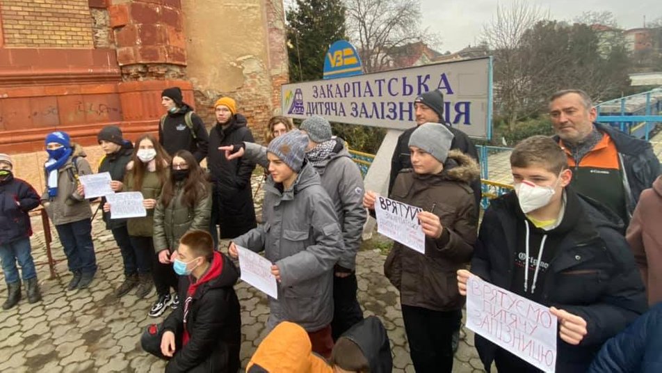 В Ужгороді діти закликали зберегти дитячу залізницю (ФОТО)