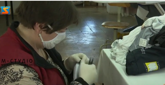 Швейна фабрика у Іршаві перепрофілювалася на виробництво захисних масок (ВІДЕО)