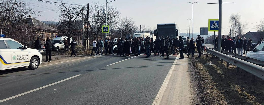 ФОТОФАКТ. Протестуючи проти високих тарифів, на Закарпатті люди перекрили трасу у селі Барвінок