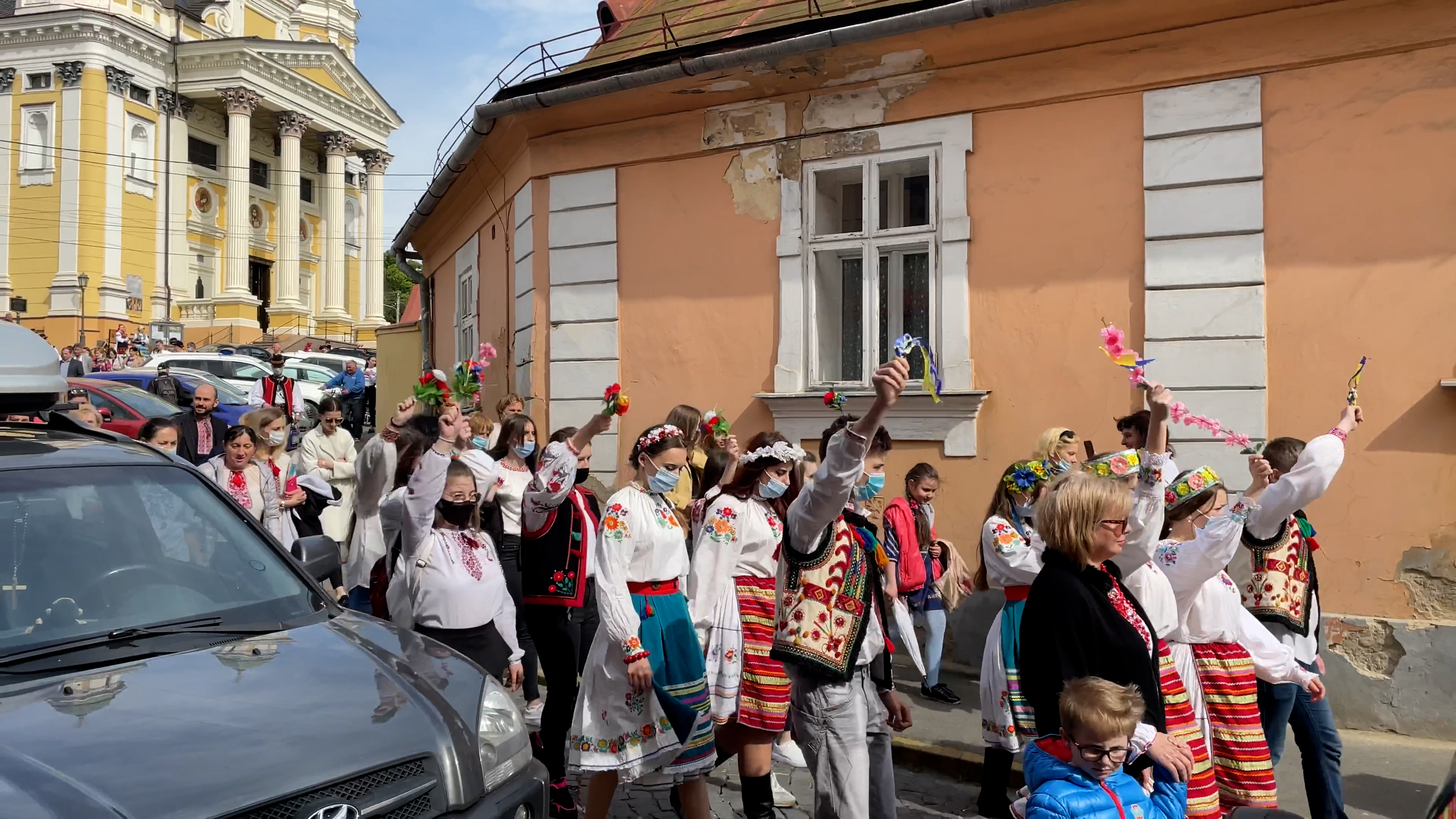 "Марш вишиванок" в Ужгороді зібрав понад 200 людей (ФОТО, ВІДЕО)