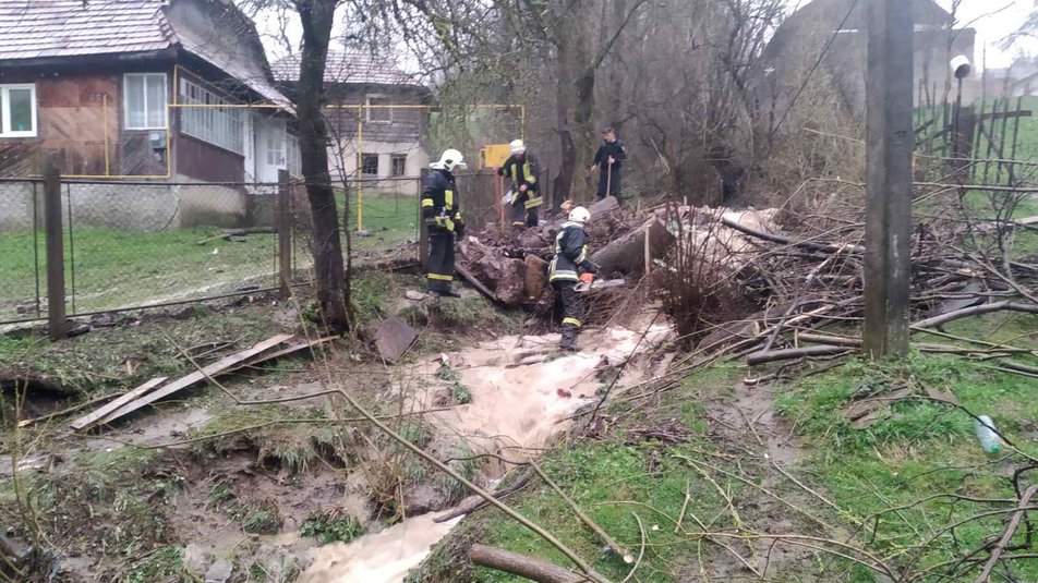 У Воловці внаслідок сильних злив та захаращеність підтопило три подвір'я (ФОТО)