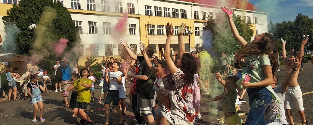 ФОТОФАКТ. Фестиваль фарб HOLI розпочався в Ужгороді