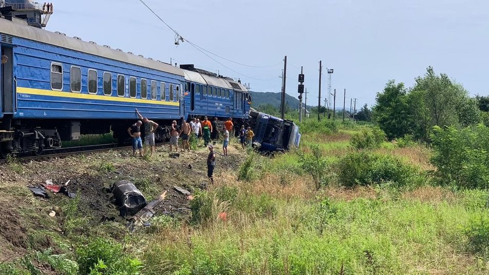 На Хустщині вантажівка потрапила під потяг, є травмовані (ФОТО)