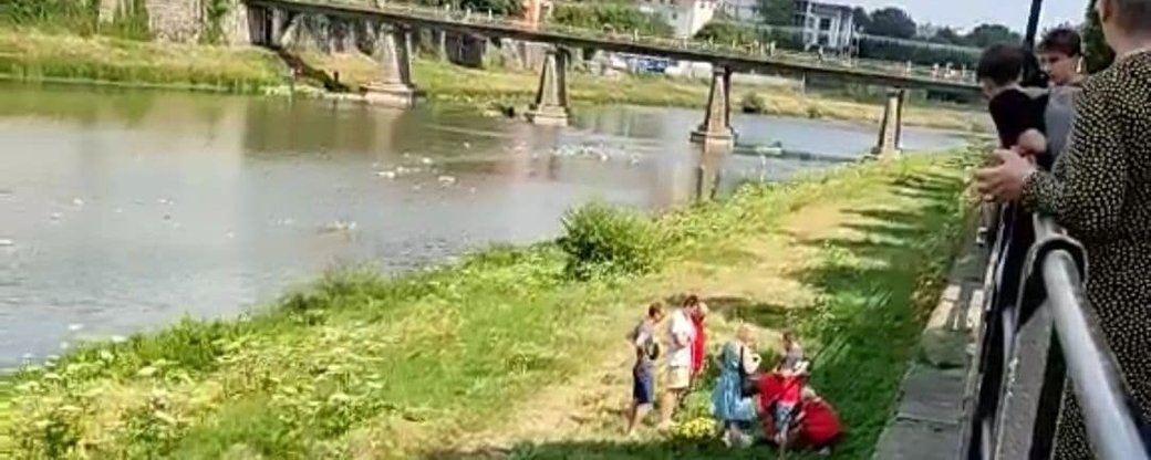 В Ужгороді з перил Київської набережної впав 9-річний хлопчик