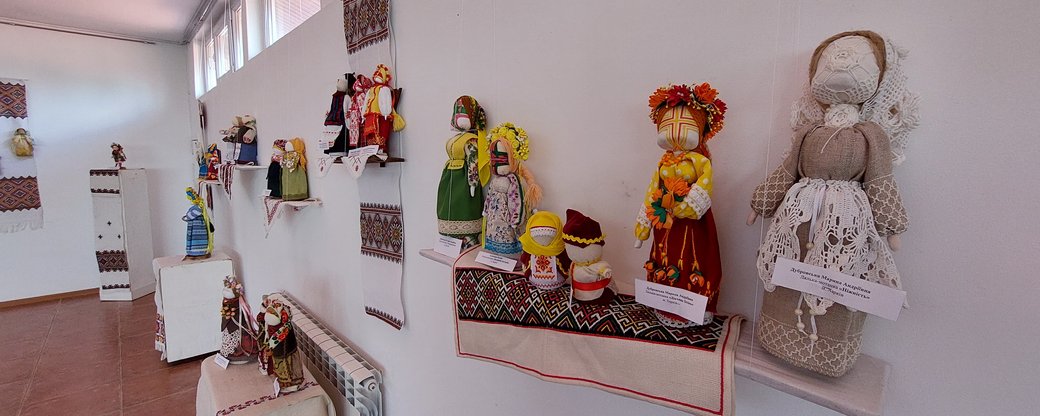 Понад 100 ляльок-мотанок презентували на виставці в Ужгороді (ФОТО)