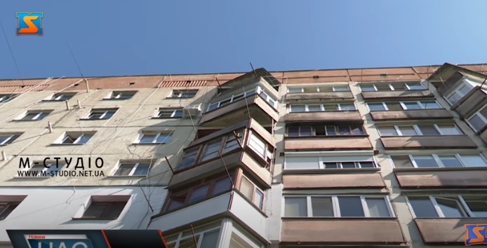 У Мукачеві 19-річна дівчина покінчила з життям, стрибнувши з даху багатоповерхівки (ВІДЕО)