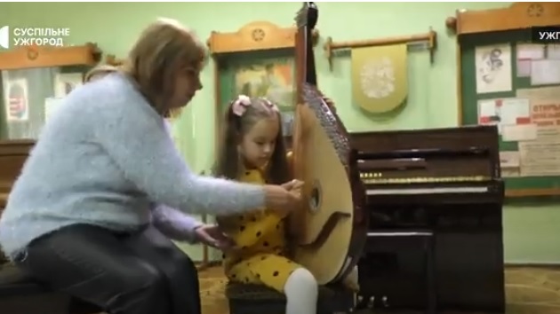 10 музичних інструментів придбали для дітей-переселенців, які навчаються у школі мистецтв в Ужгороді (ФОТО, ВІДЕО)