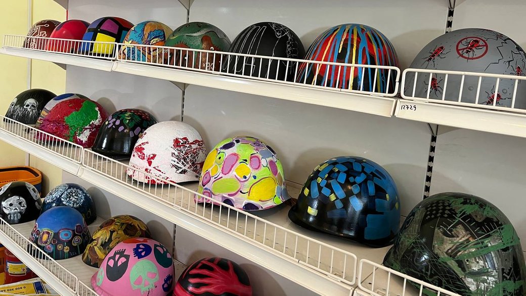 В Ужгороді непридатні для використання шоломи перетворили в артоб’єкти, аби допомоги військовим (ФОТО, ВІДЕО)