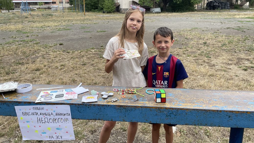 В Ужгороді діти, продаючи саморобні браслети та кулони, зібрали для ЗСУ 16 тис грн (ВІДЕО)