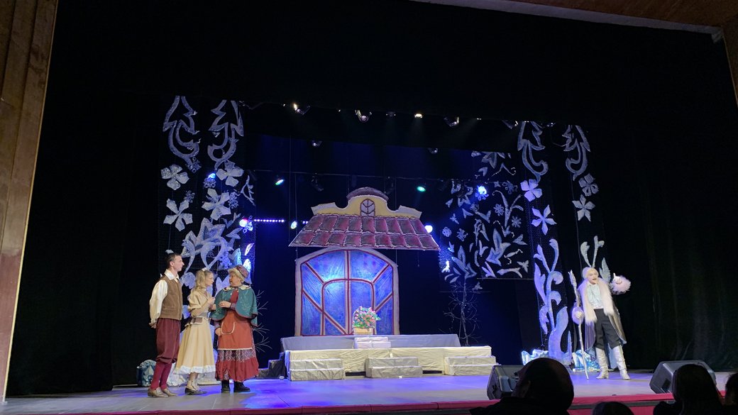Закарпатський муздрамтеатр показав виставу "У полоні Снігової королеви" (ФОТО, ВІДЕО)