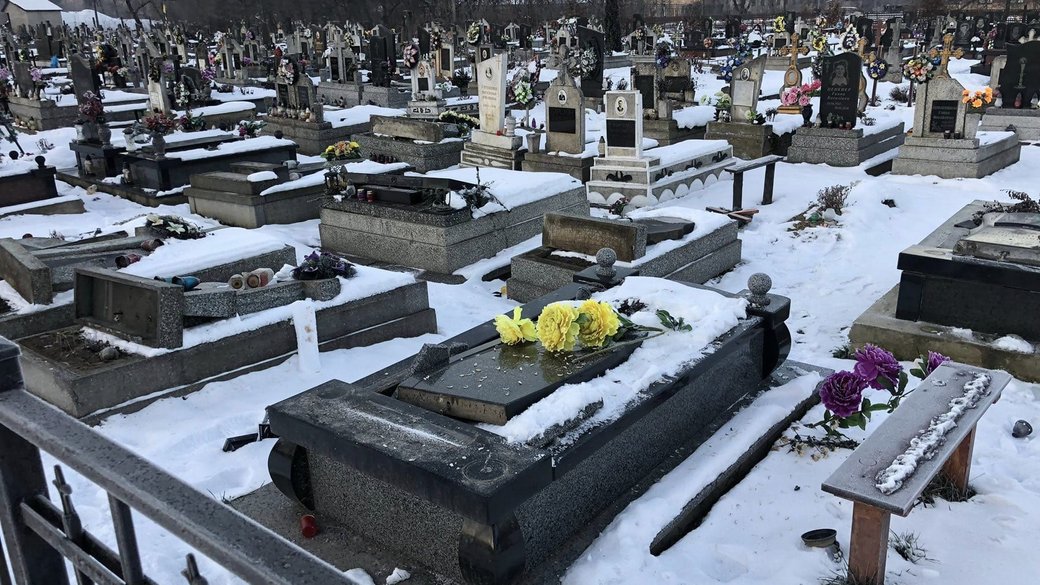 У Великому Березному неповнолітні пошкодили 25 надгробних плит (ФОТО)