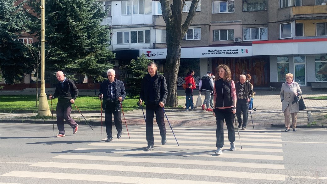 Скандинавською ходою відзначили Всесвітній день боротьби із хворобою Паркінсона в Ужгороді (ФОТО, ВІДЕО)