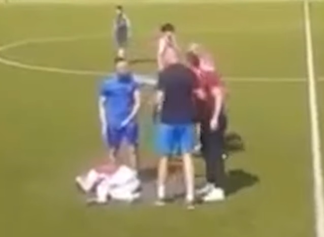 У Виноградові під час футбольного матчу чоловік вибіг на поле і вдарив 13-річного хлопця в обличчя (ВІДЕО)