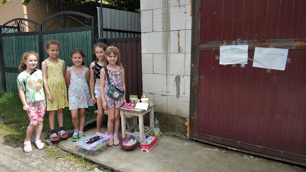 У Рахові діти продають солодощі та лимонад, аби зібрати гроші для ЗСУ (ФОТО)