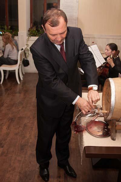 Мер Ужгорода відкрив першу в Україні бочку вина 2010 року (ФОТО)