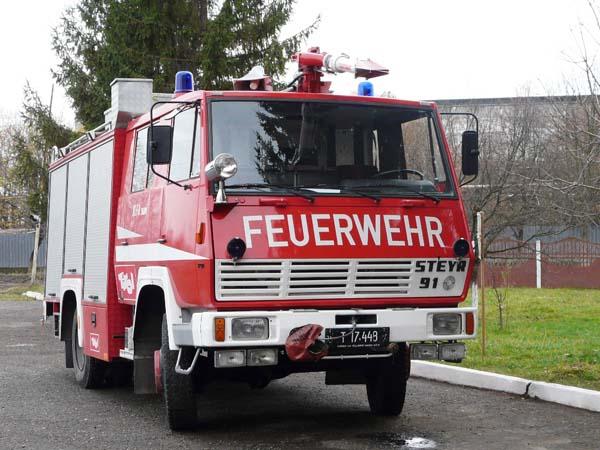Закарпатські рятувальники отримали від австрійських колег пожежно-рятувальний автомобіль (ФОТО)