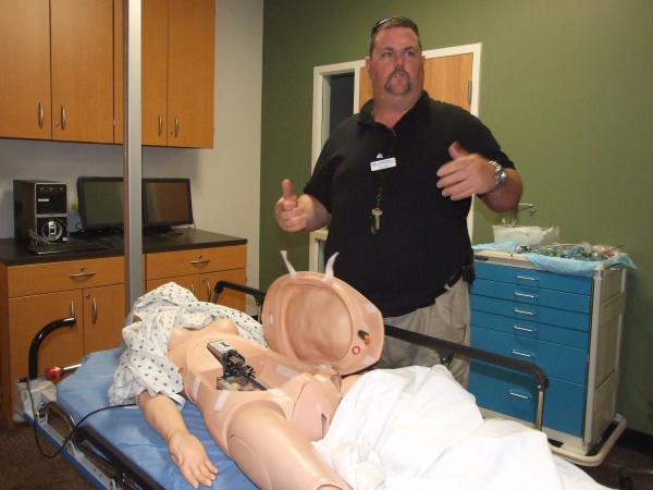 Манекен вагітної жінки, на якому вчать приймати пологи у американських працівників швидкої медичної допомоги 