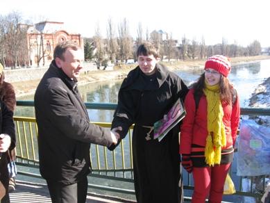 Мер Ужгорода на мості вручав романтичні подарунки за кращий бантик (ФОТО)